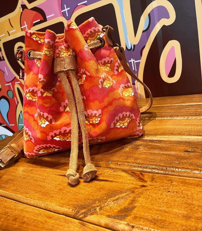 Bolsa Brown Eyed Girl artesanal com design retrô inspirado na música, alça ajustável mix cores quentes vermelho, amarelo e laranja