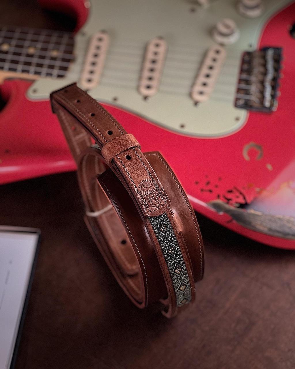 Sexy Saddle Guitar Strap Golden Tie