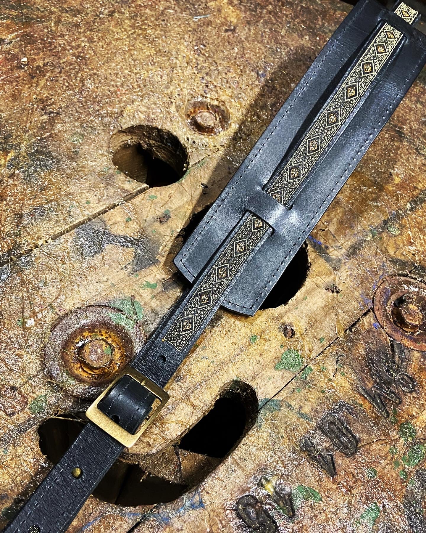 Sexy Saddle Guitar Strap Golden Black