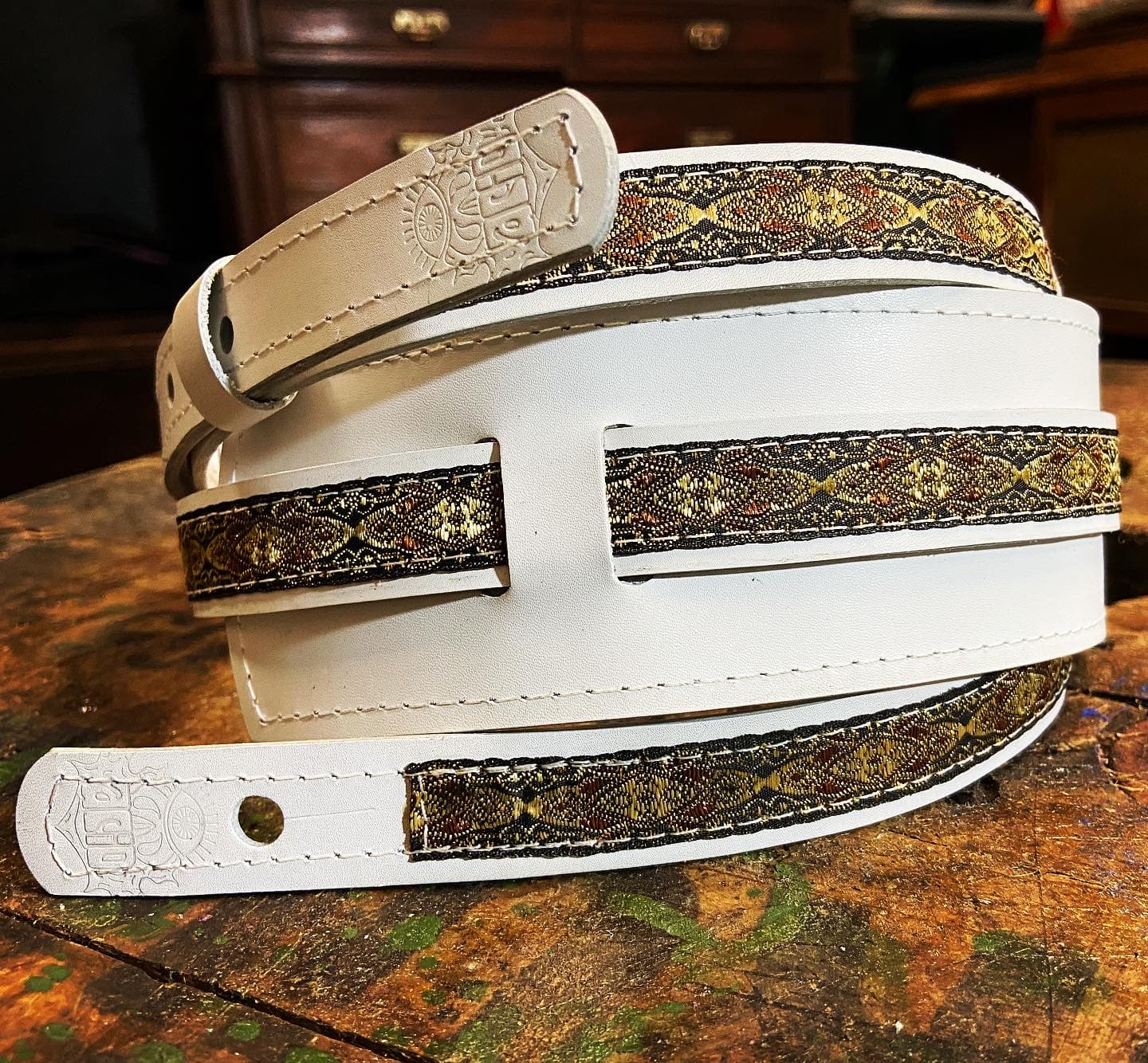 Sexy Saddle Guitar Strap Golden White